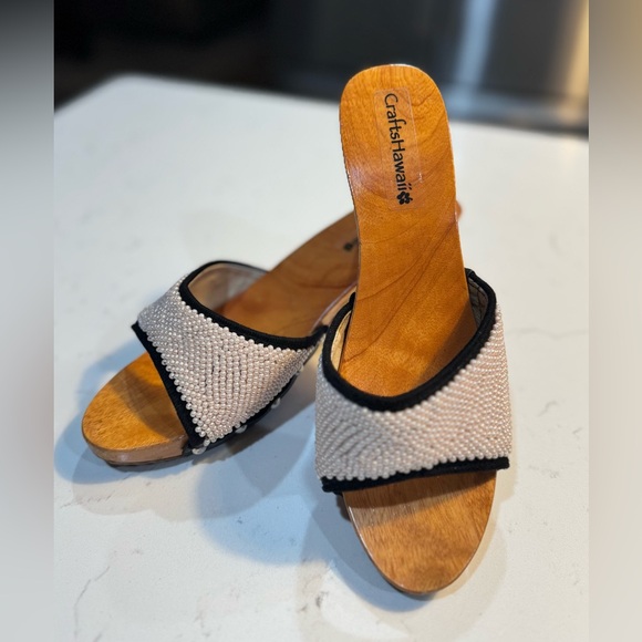 Crafts Hawaii Women's Off-White Beading W/ Black Trim Carved Wooden Clogs Size 6 - Picture 2 of 13